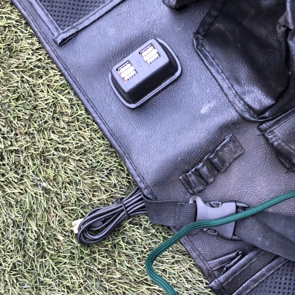 Back seat plug in for you’re computer - Picture 4 of 5